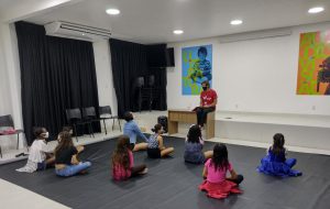 Mário Vieira dando aula de Teatro Popular